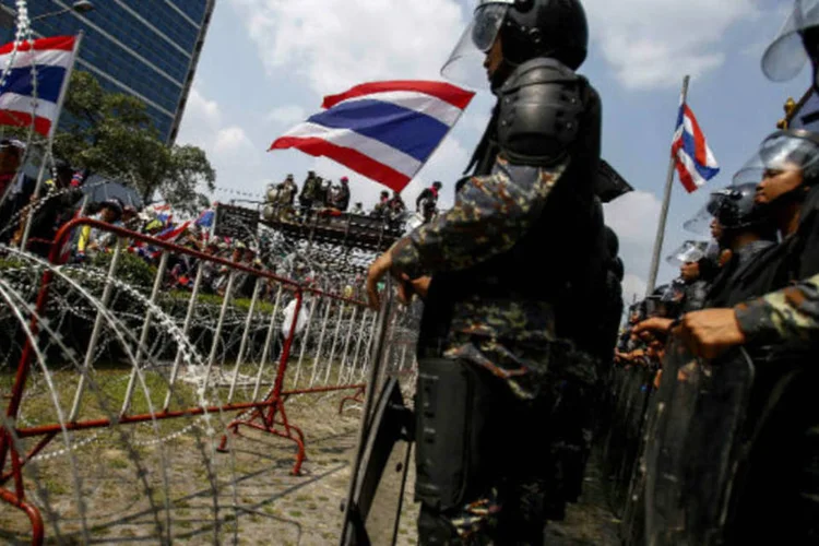 Forças de segurança montam guarda na Tailândia: protestos antigovernamentais exigem a queda do governo (Athit Perawongmetha/Reuters)