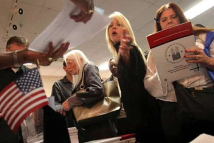 
	Norte-americanos fazem fila em feira de empregos nos EUA: segundo o Departamento de Trabalho, nenhum fator particular explica este aumento, que ocorre duas semanas ap&oacute;s a queda do indicador
 (.)