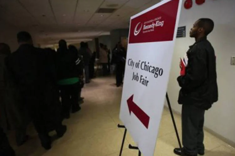 
	Americanos participam de uma feira de empregos em Chicago: a redu&ccedil;&atilde;o ficou acima das expectativas dos analistas
 (Scott Olson/Getty Images/AFP)