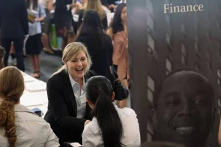 Universitários se reúnem com empregadores em feira de emprego em Nova York: o aumento foi mais alto que o previsto pelos analistas (©AFP/Getty Images/Arquivo / John Moore)