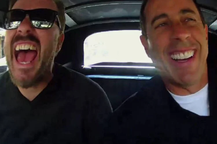 
	Seinfeld em epis&oacute;dio com Ricky Gervais: a cada epis&oacute;dio, Seinfeld utiliza um carro diferente para buscar um convidado
 (Reprodução)