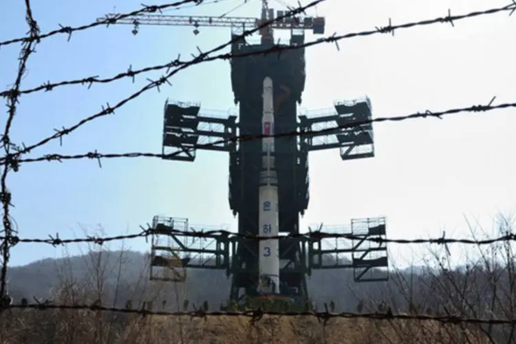 
	Foguete norte-coreano Unha-3 no centro espacial de Tangachai-ri em foto de abril de 2012: ele deve ser lan&ccedil;ado at&eacute; o dia 29
 (Pedro Ugarte/AFP)