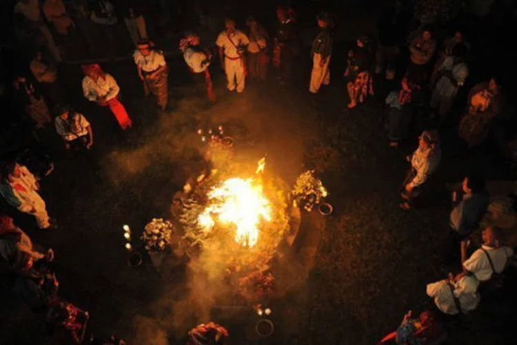 
	Cerim&ocirc;nia maia na Guatemala: os festejos do 13&ordm;&nbsp;B&#39;aktun&nbsp;incluem atividades culturais, confer&ecirc;ncias cient&iacute;ficas, festivais gastron&ocirc;micos, discuss&otilde;es filos&oacute;ficas e invoca&ccedil;&otilde;es m&iacute;sticas
 (Johan Ordonez/AFP)