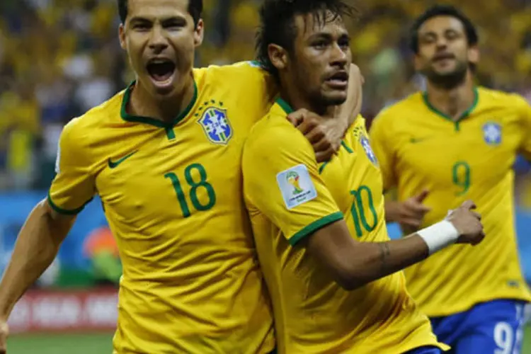 Hernanes (esq.), Neymar e Fred comemoram gol de pênalti contra Croácia, na abertura da Copa de 2014. Brasil venceu por 3 X 1 (Ivan Alvarado / Reuters)