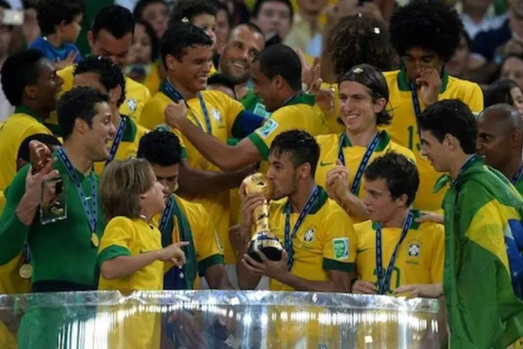Seleção brasileira recebe o troféu da Copa de Confederações (Getty Images)
