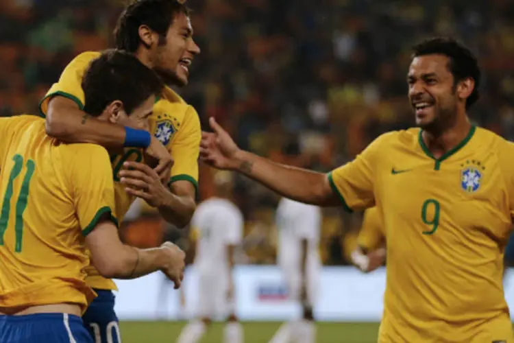 
	O jogador Oscar celebra gol contra a &Aacute;frica do Sul com seus colegas Neymar e Fred: os tr&ecirc;s voltar&atilde;o a jogar pelo Brasil no Mundial
 (Siphiwe Sibeko/Reuters)