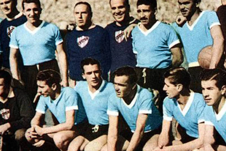 Ghiggia é o primeiro jogador agachado, da esquerda para a direita, na foto da seleção do Uruguai de antes da partida decisiva contra o Brasil, na Copa 1950 (Wikimedia Commons)