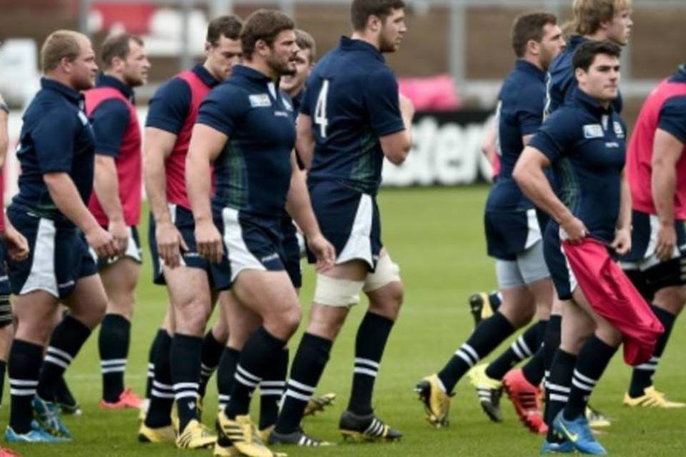 Jogadores da seleção escocesa de rugby participam de treino, em Gloucester (Damien Meyer/AFP)