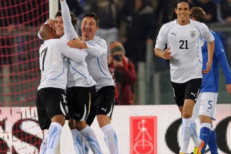 Seleção do Uruguai comemora durante amistoso com a Itália, em 2011: Time ficou em quarto lugar na Copa do Mundo de 2010 (Getty Images)