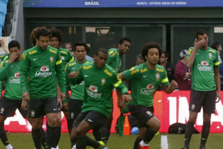 Jogadores da seleção brasileira de futebol treinam na Arena Grêmio, em Porto Alegre, em 8 de junho de 2013 (REUTERS / Paulo Whitaker)