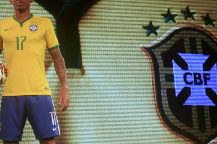 O jogador Luiz Gustavo apresenta uniforme da Nike que a seleção brasileira usará na Copa de 2014 (REUTERS/Ricardo Moraes)