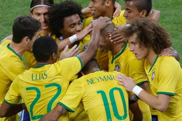 
	Sele&ccedil;&atilde;o brasileira comemora gol: primeiro desafio nas Eliminat&oacute;rias ser&aacute; vencer a atual campe&atilde; do continente
 (REUTERS/Jason Lee)
