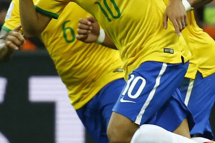 
	Neymar, Marcelo e Hulk comemoram gol: a CBF ficar&aacute; com R$ 33 milh&otilde;es
 (REUTERS/Kai Pfaffenbach)