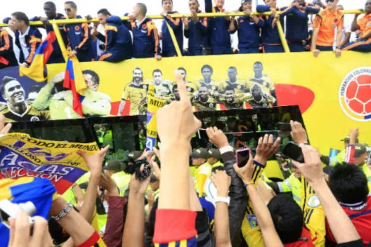 Seleção da Colômbia comemora campanha na Copa do Mundo com torcedores (Jose Miguel Gomez/ Reuters)