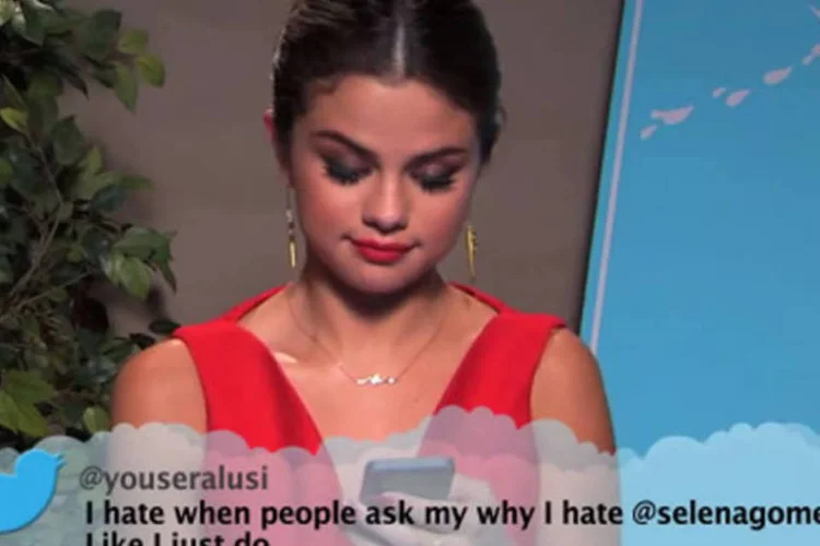 Cantora Selena Gomez lê tuíte mal humorado escrito sobre ela: comediante americano mostrou a músicos o que pensam sobre eles alguns usuários do Twitter (Reprodução/Exame.com)