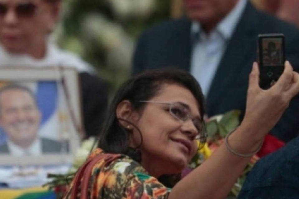 Foto original de mulher que tirou selfie em velório de Eduardo Campos (Reprodução/O Globo)