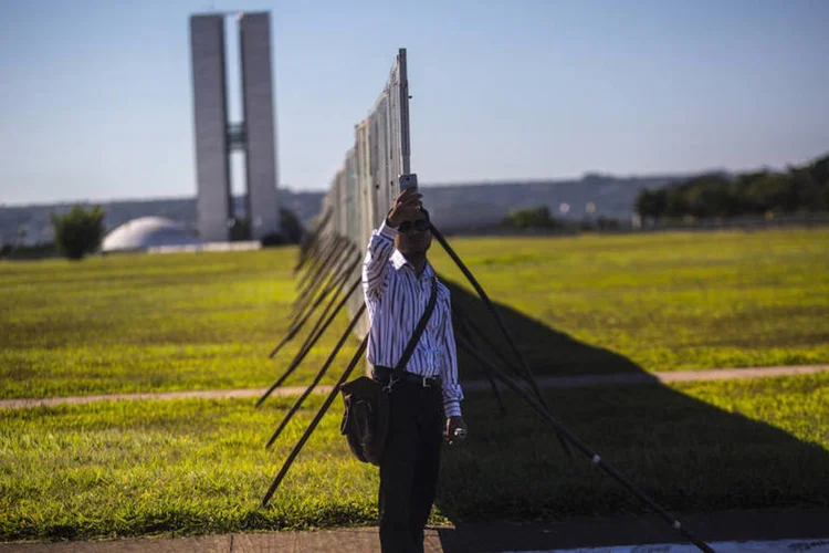 
	Muro do impeachment: a expectativa do governo do Distrito Federal &eacute; que, desta vez, menos manifestantes compare&ccedil;am &agrave; Esplanada
 (Dado Galdieri/Bloomberg)