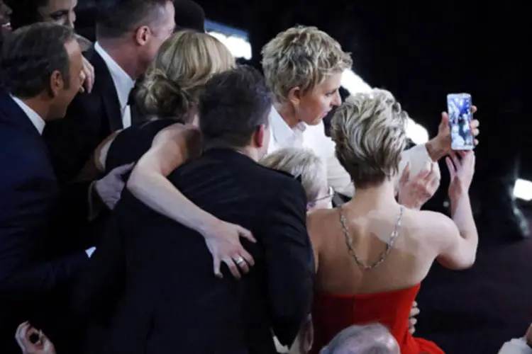 
	Atores reunidos para uma selfie no Oscar 2014: Twitter informou que cerca de 14,7 milh&otilde;es de tu&iacute;tes relacionados ao Oscar foram enviados no mundo
 (Reuters)