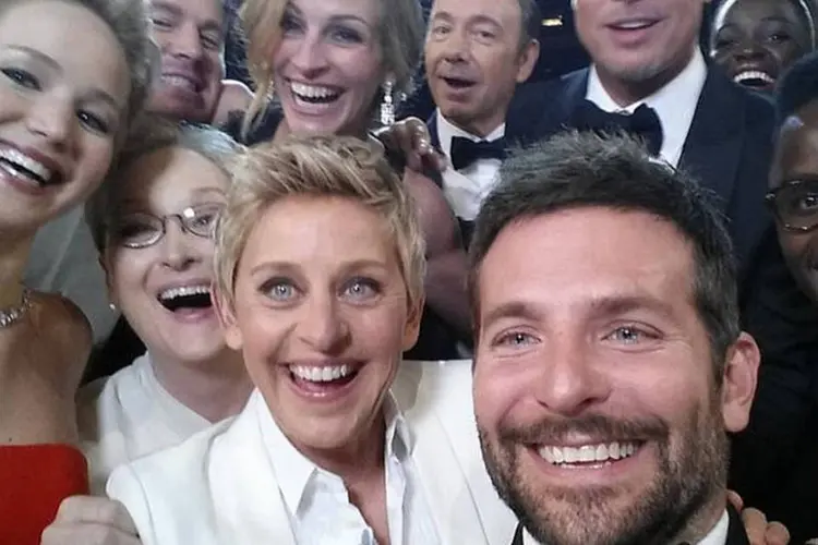 
	Selfie no Oscar: nos ensaios, executivos da Samsung ensinaram DeGeneres a usar o Samsung Galaxy, com o qual ela tirou a foto, revelou o Wall Street Journal
 (Reprodução/Twitter)