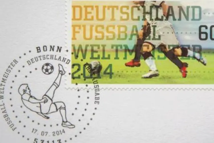 Selo para celebrar a vitória da seleção alemã na Copa 2014 é visto em 14 de julho de 2014, em Berlim (Michael Kappeler/AFP)