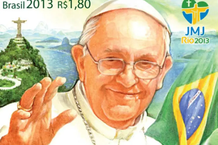 Selo em homenagem ao papa Francisco lançado pelos Correios: selo traz, em primeiro plano, a imagem do papa no gesto de emissão de bênção (Divulgação)