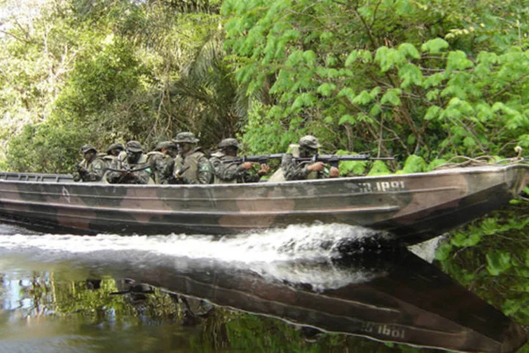 
	Ex&eacute;rcito brasileiro na selva: essa riqueza petrol&iacute;fera, no entanto, representa enormes desafios tecnol&oacute;gicos
 (Divulgação)