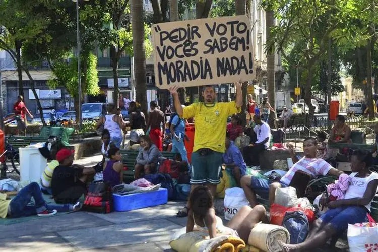 
	Sem-teto tentam ocupar pr&eacute;dio no centro do Rio: eles permaneceram ali por cerca de duas horas, at&eacute; que a Pol&iacute;cia Militar os convenceu a sair
 (Tomaz Silva/Agência Brasil)