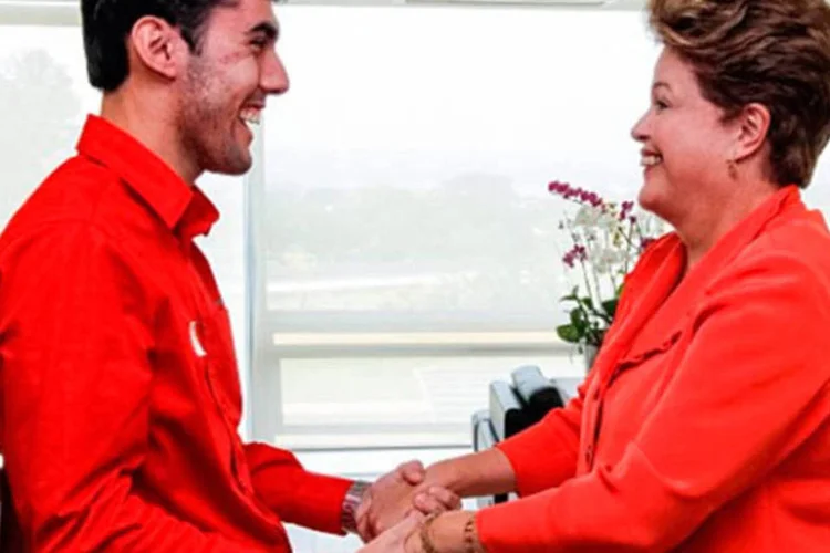 
	Dilma cumprimenta Jeferson Monteiro, o criador do perfil Dilma Bolada: ele diz saber da influ&ecirc;ncia que tem ao manter um perfil de Dilma em ano de elei&ccedil;&atilde;o e sente o peso da responsabilidade
 (Reprodução/Instagram)