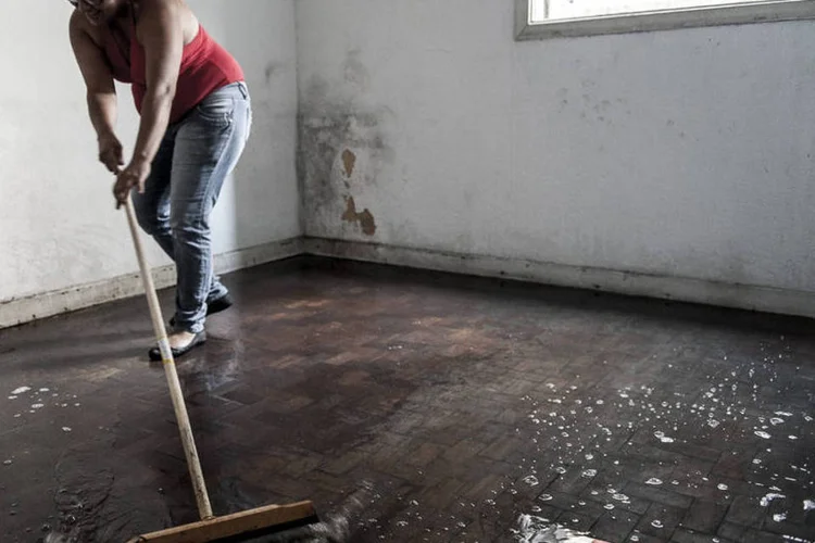 Ocupantes limpam prédio: o prédio será desocupado se a prefeitura se comprometer a fazer a reforma para aquelas famílias. "Não temos prazo pra sair. (Marcelo Camargo/ABr)