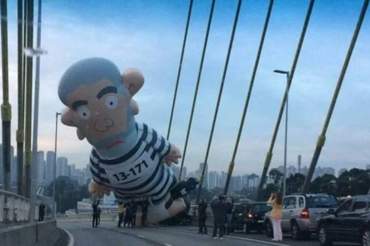 
	&quot;Lula inflado&quot; foi montado &agrave;s 6h da manh&atilde; na ponte estaiada com a inten&ccedil;&atilde;o de aparecer durante a transmiss&atilde;o do jornal &quot;Bom dia S&atilde;o Paulo&quot;
 (Reprodução/Twitter/JBarbosa2014)