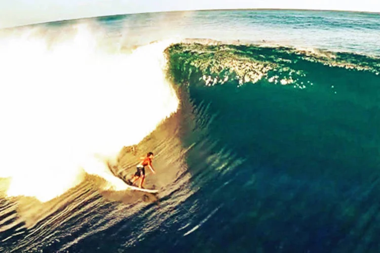 Surfista no Banzai Pipeline, no Havaí: vídeo gravado por drone está próximo de 300 mil visualizações (Eric Sterman/Vimeo)