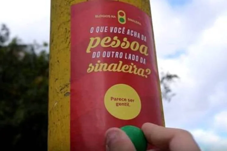 
	&quot;Elogios na sinaleira&quot;, a&ccedil;&atilde;o produzida pela Mark+
 (Reprodução/YouTube)