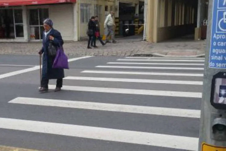 
	Sem&aacute;foro especial: em Curitiba, s&atilde;o cerca de 30 sem&aacute;foros especiais como parte de um programa para favorecer a mobilidade na cidade
 (Isabela Vieira/Agência Brasil)