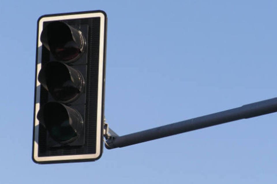 Roubo de fios apaga semáforos em SP e põe população em risco