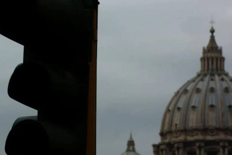 
	Roma:&nbsp;o artista de rua estava recolhendo contribui&ccedil;&otilde;es h&aacute; algumas semanas ao longo da avenida que conduz ao Coliseu de Roma gra&ccedil;as a sua semelhan&ccedil;a com o papa falecido.
 (Getty Images)