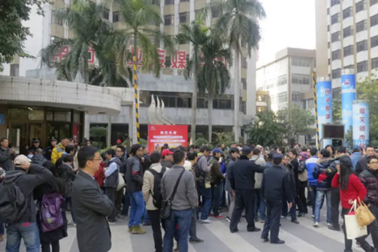Manifestantes aglomeram-se do lado de fora da sede do jornal chinês Semanário do Sul em Guangzhou, na província de Guangdong (James Pomfret/Reuters)