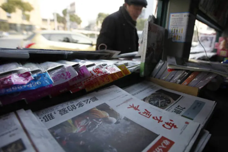 Uma pilha do jornal Semanário do Sul é vista em banca em Changzhou, na província de Jiangsu (Aly Song/Reuters)