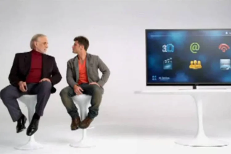 Francisco Cuoco e Bruno Gagliasso conversam sobre atrajetória artística com uma brincadeira que remete ao tempo em que a marca Semp Toshiba está no mercado (Reprodução)