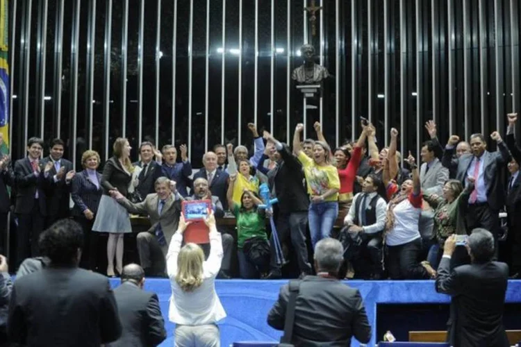 Agentes comunitários de saúde comemoram com senadores a aprovação do projeto que fixa em R$ 1.014 o piso salarial nacional para a categoria, com jornada de 40 horas semanais (Moreira Mariz/Agência Senado)