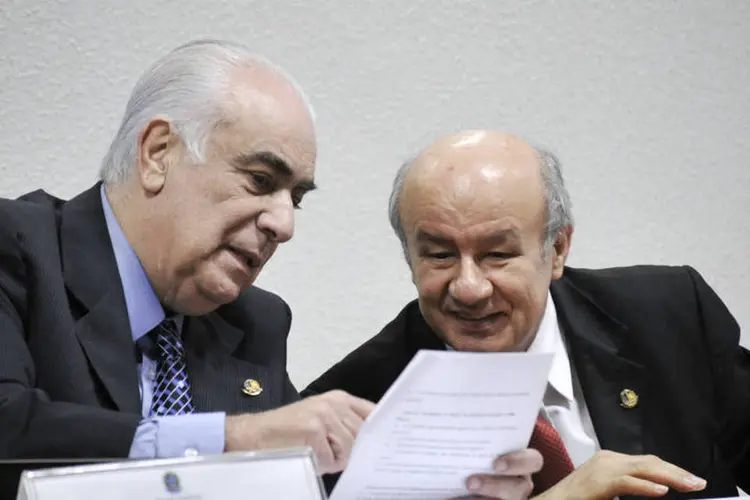 
	Senadores Antonio Carlos Rodrigues (PR-SP) e Jos&eacute; Pimentel (PT-CE), durante reuni&atilde;o da CPI da Petrobras
 (Geraldo Magela/Agência Senado)
