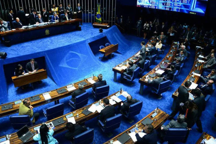 
	Senado: governistas e oposicionistas come&ccedil;aram a discutir ap&oacute;s an&uacute;ncio de divulga&ccedil;&atilde;o dos grampos, e sess&atilde;o foi encerrada prematuramente.
 (Wilson Dias/ABr)