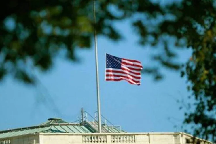 
	Pr&eacute;dio de escrit&oacute;rios do Senado dos EUA com a bandeira americana: proposta foi aprovada com 59 votos a favor e 38 contra na casa
 (Mark Wilson/Getty Images)