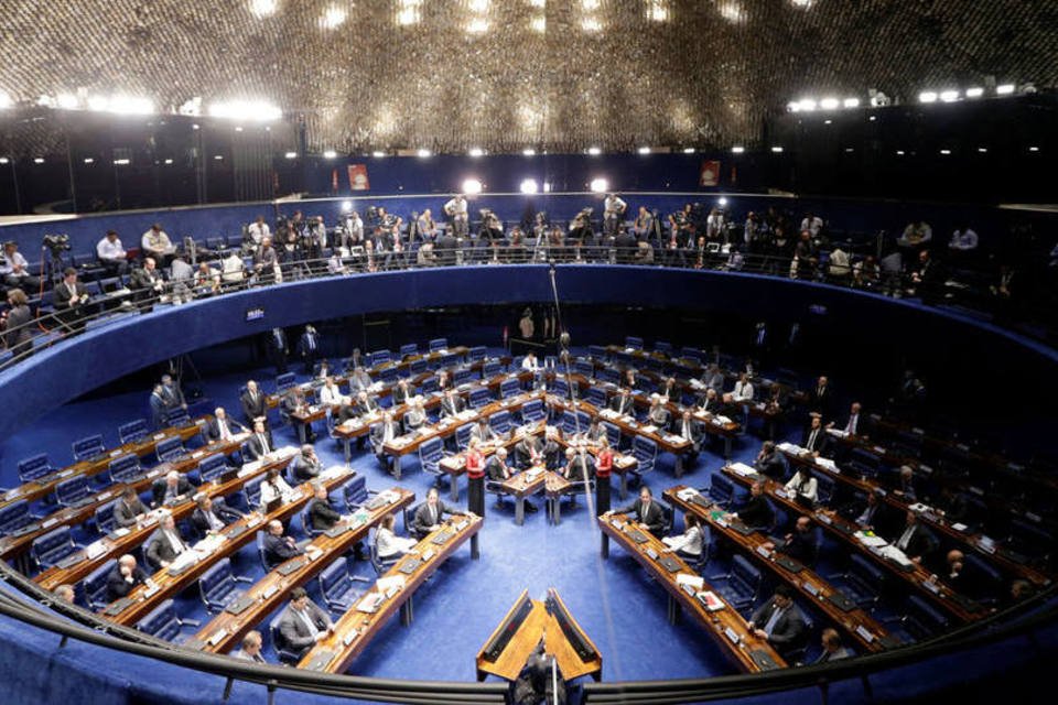 Senado retoma discussão com 63 inscritos para falar