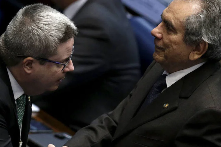
	Antonio Anastasia e Raimundo Lira: o senador tucano aproveitou para esclarecer que a presidente Dilma poder&aacute; apresentar sua defesa antes e depois do parecer.
 (Ueslei Marcelino / Reuters)