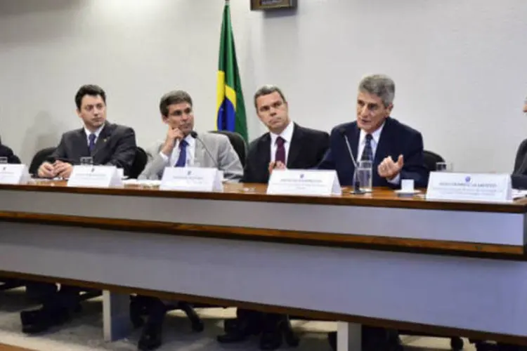 
	Os senadores da Comiss&atilde;o de Assuntos Econ&ocirc;micos (CAE) votam no momento outros destaques ao projeto, que ainda ter&aacute; de ser submetido ao plen&aacute;rio do Senado
 (Rafael Cartvalho/Agência Senado)