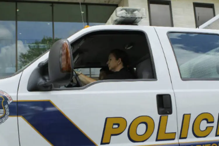 Carro da Polícia do Capitílo é visto em frente ao prédio do Senado americano após ameças de pacotes suspeitos ( REUTERS/Gary Cameron)