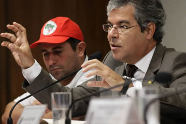 José Batista de Oliveira (e), do MST, defendeu o uso de novas técnicas de manejo para melhorar a produtividade e, ao mesmo tempo, recompor reservas legais ( Lia de Paula / Agência Senado)
