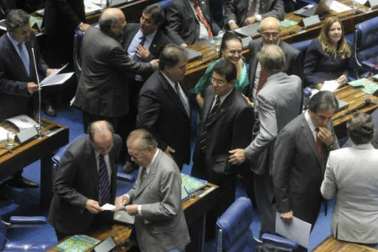 
	Parlamentares no plen&aacute;rio do Senado: apesar da maioria dos senadores presentes ser a favor da proposta, eles somaram apenas 46 e n&atilde;o os 49 necess&aacute;rios para aprova&ccedil;&atilde;o de PEC
 (Moreira Mariz/Agência Senado)