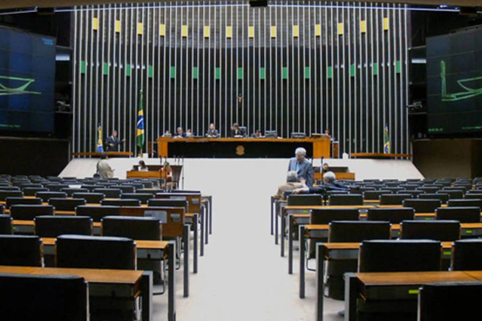 De 10 senadores do PT, 6 usam verba pública para IR