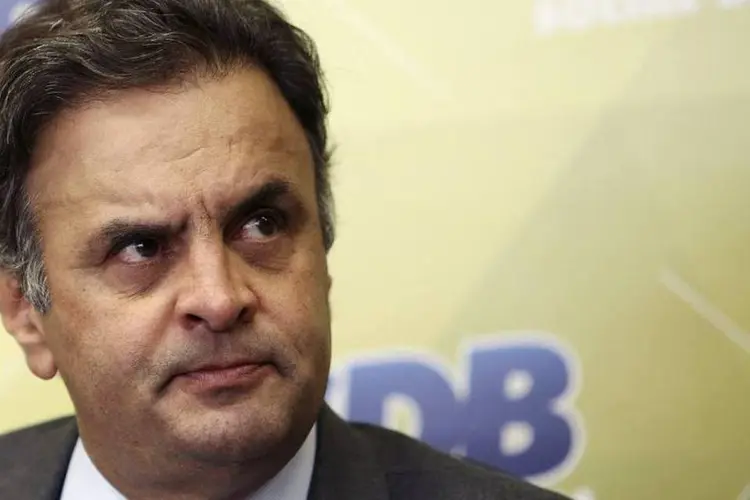 
	Senador A&eacute;cio Neves (PSDB): &quot;aqui a gente est&aacute; vendo um golpista na praia, com os filhos&quot;, diz mulher que gravou v&iacute;deo
 (Adriano Machado/Reuters)